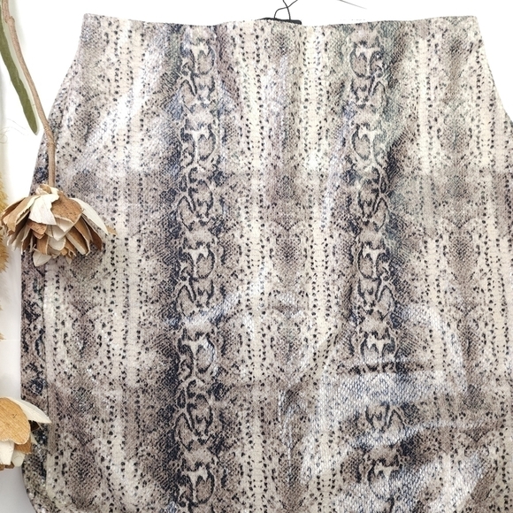 New Express Poly Spandex Snakeskin Embossed Skirt Size S - Picture 8 of 11